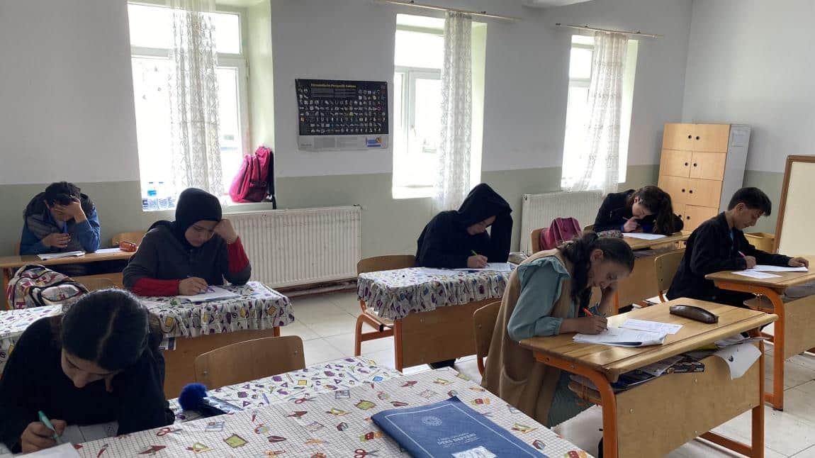 Erzurum İl Milli Eğitim Müdürlüğümüzün 8. Sınıflara yönelik olarak yapmış olduğu LGS deneme sınavını okulumuzda başarılı bir şekilde uyguladık.