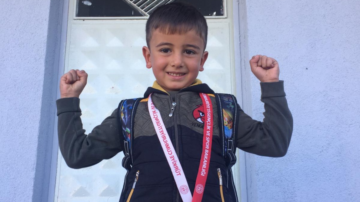 Pasinler'de 5 yaş grubu Kick Boks'da birinci olarak altın madalya kazanan öğrencimiz Muhammet Enes DAL'ı tebrik ediyor başarılarının devamını diliyoruz.